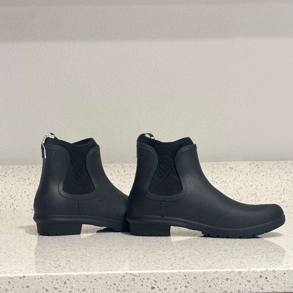 UGG Chevonne Black Short Rainboot Waterproof Sheepskin Size 7